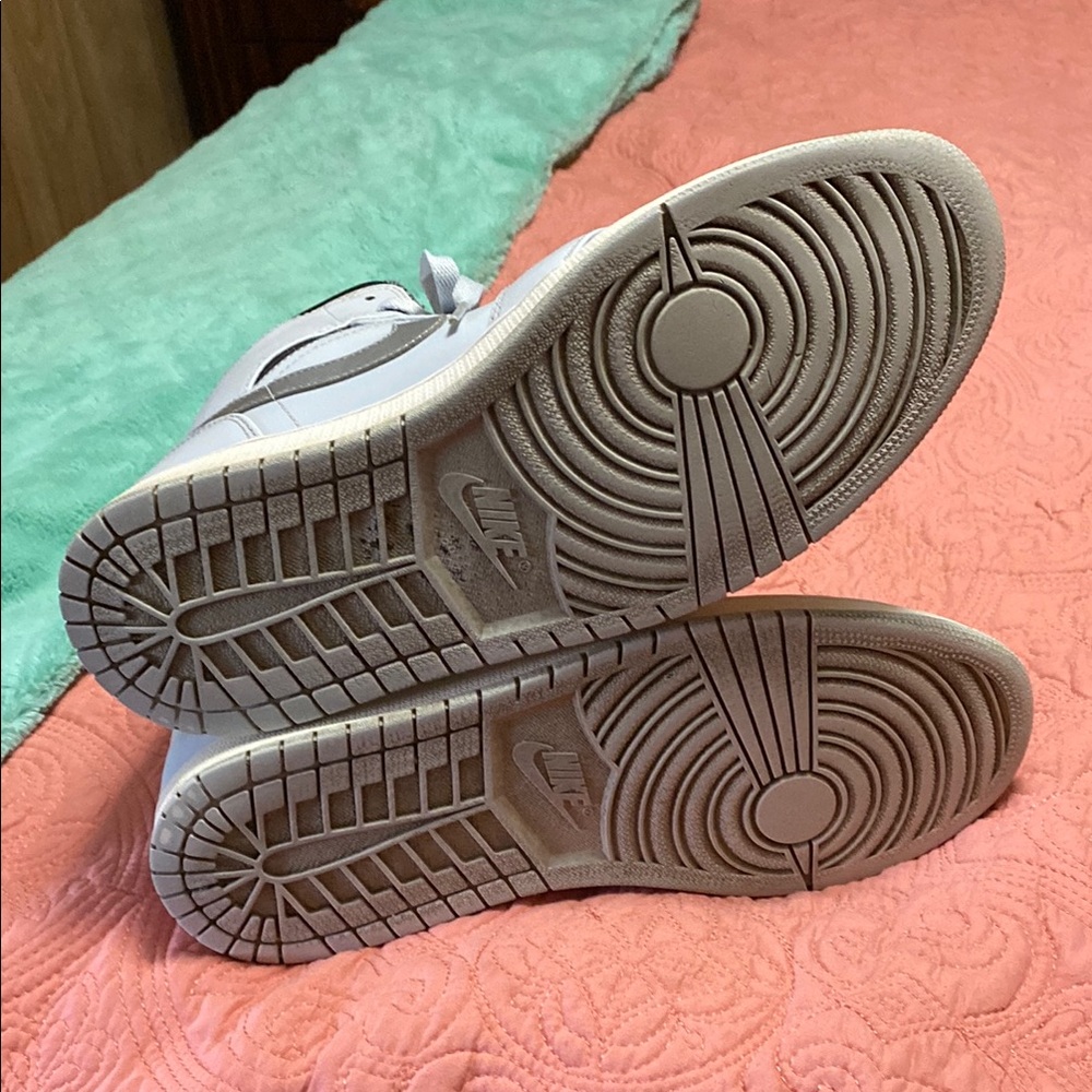 Nike Men's Black and White Sneakers - Picture 3 of 6